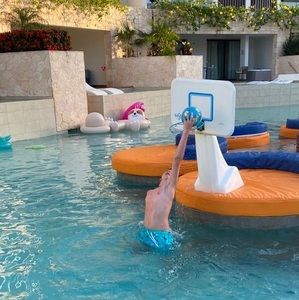 Meet your Posher, Sebastian